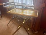 une table placée devant une fenêtre