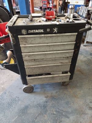 un chariot à outils sur lequel se trouvent de nombreux outils