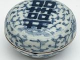 une boîte bleue et blanche ornée d'un motif