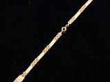un bracelet en or orné d'une croix sur fond noir