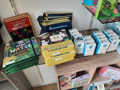 beaucoup de livres sur une étagère dans une pièce