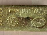 un gros plan d'un lingot d'or posé sur une table