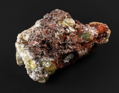 gros plan d'un morceau de roche sur une surface noire