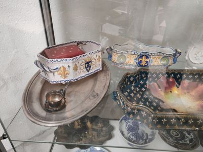 une vitrine en verre contenant un bol, sur lequel est posé un autre bol