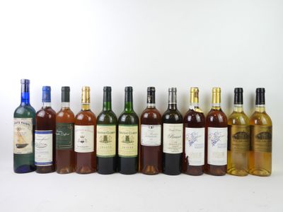 plusieurs bouteilles de vin sont alignées sur une surface blanche