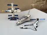 une maquette de navette spatiale et une maquette de navette spatiale