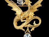 un gros plan d'une broche en forme de dragon en or sertie d'un diamant