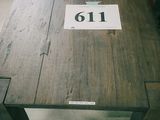 une table sur laquelle est posé un chiffre, dans une pièce