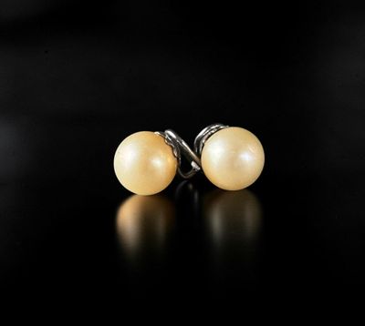une paire de boucles d'oreilles en perles sur une surface noire