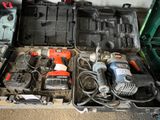 de nombreux outils dans une mallette posée par terre