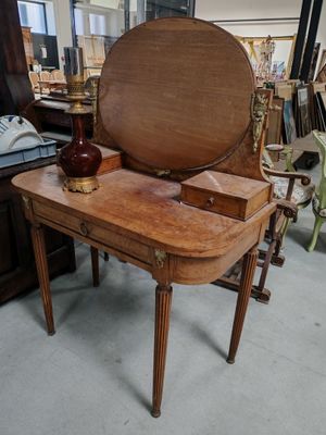 une petite table en bois sur laquelle se trouve un miroir