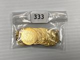 un gros plan sur un sac de pièces d'or posé sur une table