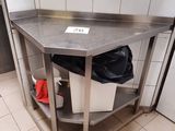 une poubelle dans un coin de la cuisine