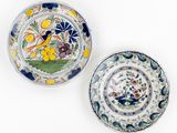 deux assiettes sur lesquelles sont peints des fleurs et des oiseaux sur un fond blanc