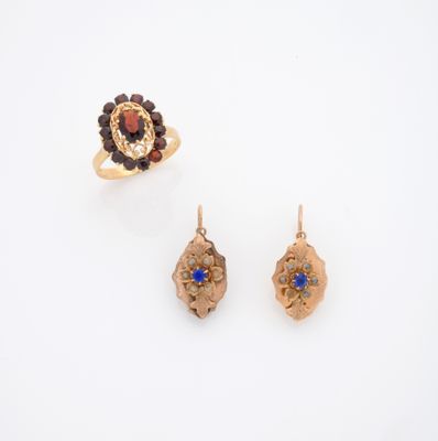 deux bagues en or et une bague ornée d'une pierre bleue au centre