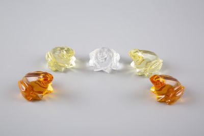 trois perles de verre de couleurs différentes posées sur une surface blanche