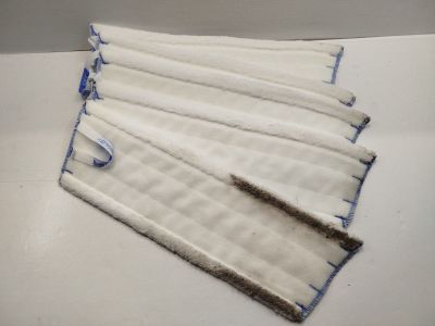 quatre morceaux de tissu posés sur la table, avec une paire de ciseaux à côté