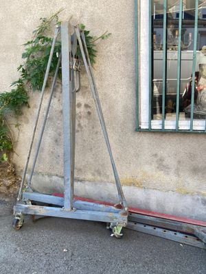 un homme assis sur un skateboard devant un immeuble