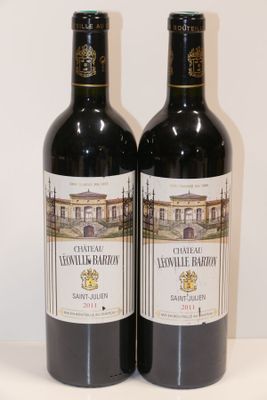 deux bouteilles de vin posées l'une à côté de l'autre sur une table