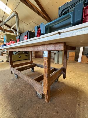 un établi sur lequel sont posés des outils dans un garage