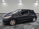 la photo d'une voiture noire garée dans un garage