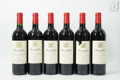 six bouteilles de vin rouge alignées sur une table