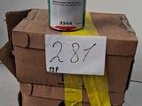 une boîte en carton sur laquelle est posée une bombe de peinture