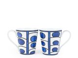 une paire de tasses à café bleues et blanches ornées de feuilles bleues