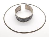 bracelet en argent orné d'un motif en peau de serpent et d'une queue de serpent suspendue à une chaîne