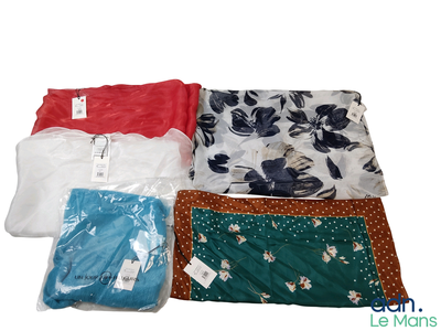 quatre types de vêtements différents sur fond blanc