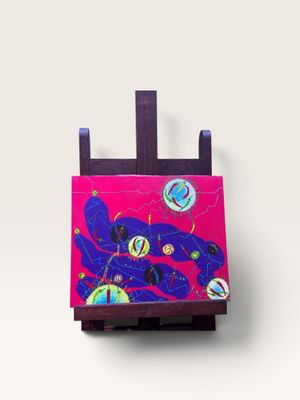 peinture posée sur un chevalet en bois, sur une surface blanche avec un fond rose