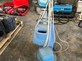 une machine posée sur le sol du garage