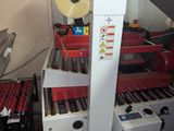 une photo d'une machine qui contient de nombreux objets