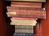 plusieurs livres empilés dans une boîte