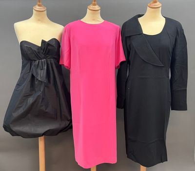 trois robes présentées sur des mannequins devant un mur gris