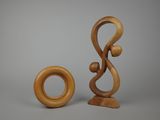 deux morceaux de bois posés sur une table