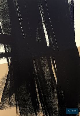 une photo d'un tableau en noir et blanc accroché au mur