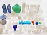 beaucoup d'objets en verre de différentes couleurs sur la table