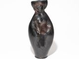 un vase noir orné d'une figure féminine