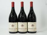 trois bouteilles de vin rouge posées sur une table blanche
