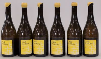 six bouteilles de vin sont alignées dans une rangée