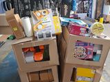une pile de boîtes empilées les unes sur les autres