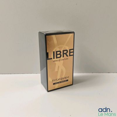 un flacon de parfum « Libre » posé sur une table blanche