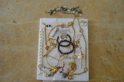 une photo d'une photo montrant plusieurs colliers