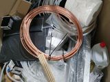 une boîte remplie d'objets divers, dont un fil de cuivre