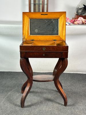 une petite table en bois sur laquelle se trouve un miroir