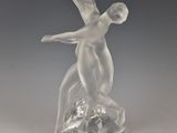 statue représentant une femme tenant un homme sur un rocher, sur fond gris