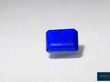 un gros plan d'un objet en plastique bleu posé sur une surface blanche