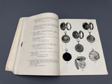 un livre ouvert sur lequel sont posés divers objets