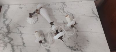 une table sur laquelle sont posés plusieurs câbles électriques